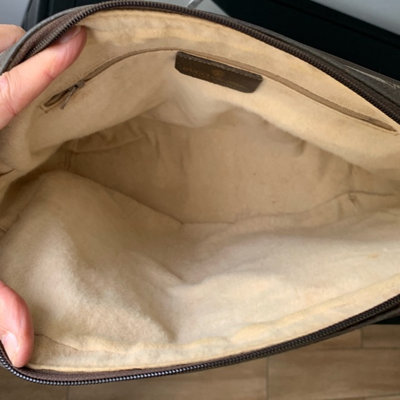 (60) GUCCI 80 Brown Slim Tote - Picture 7 of 12